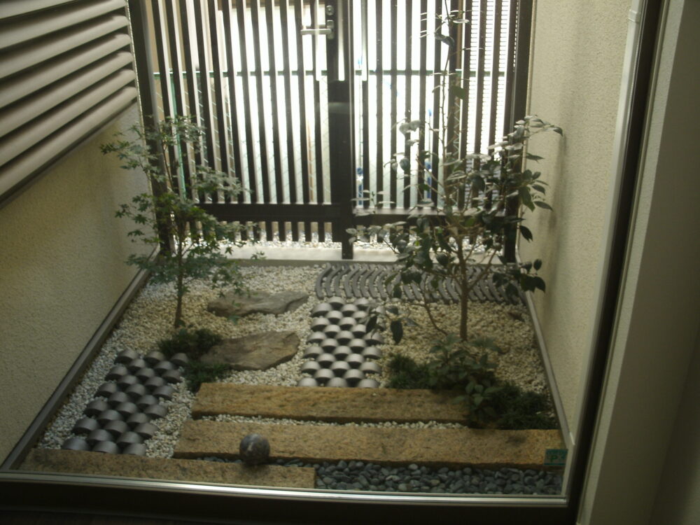室内から見える、風情ある和風の坪庭